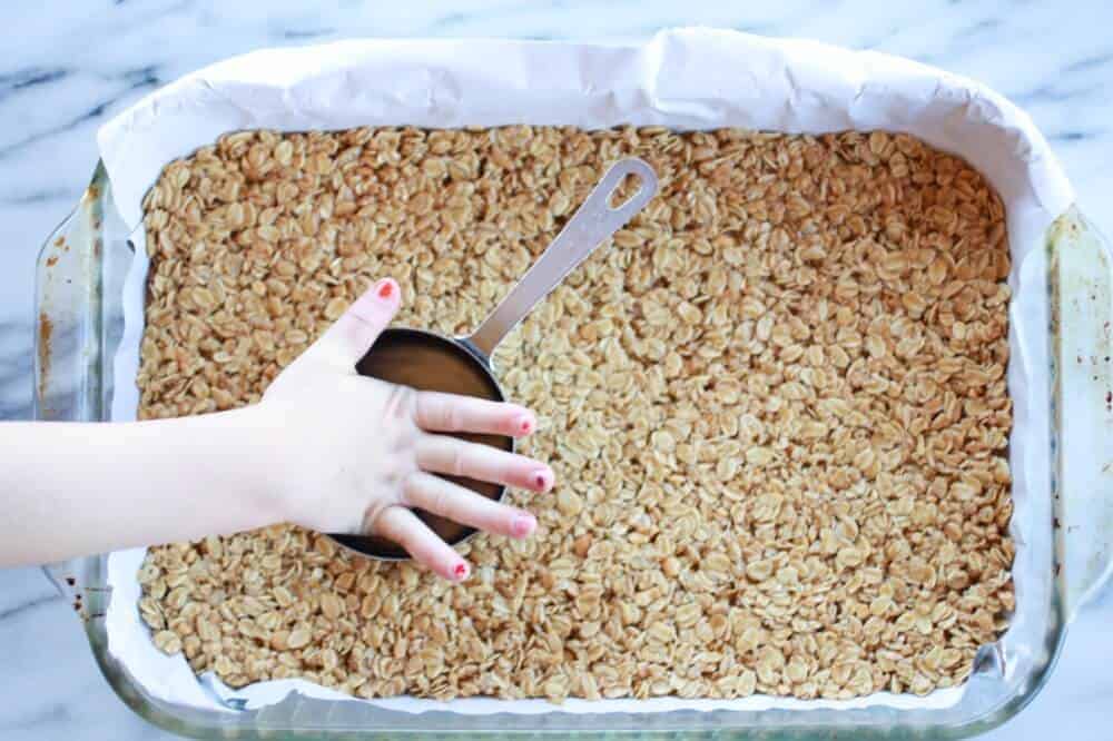 Crunchy Oatmeal Peanut Butter Oats 'n Honey Bars | https://fatburn.fit/