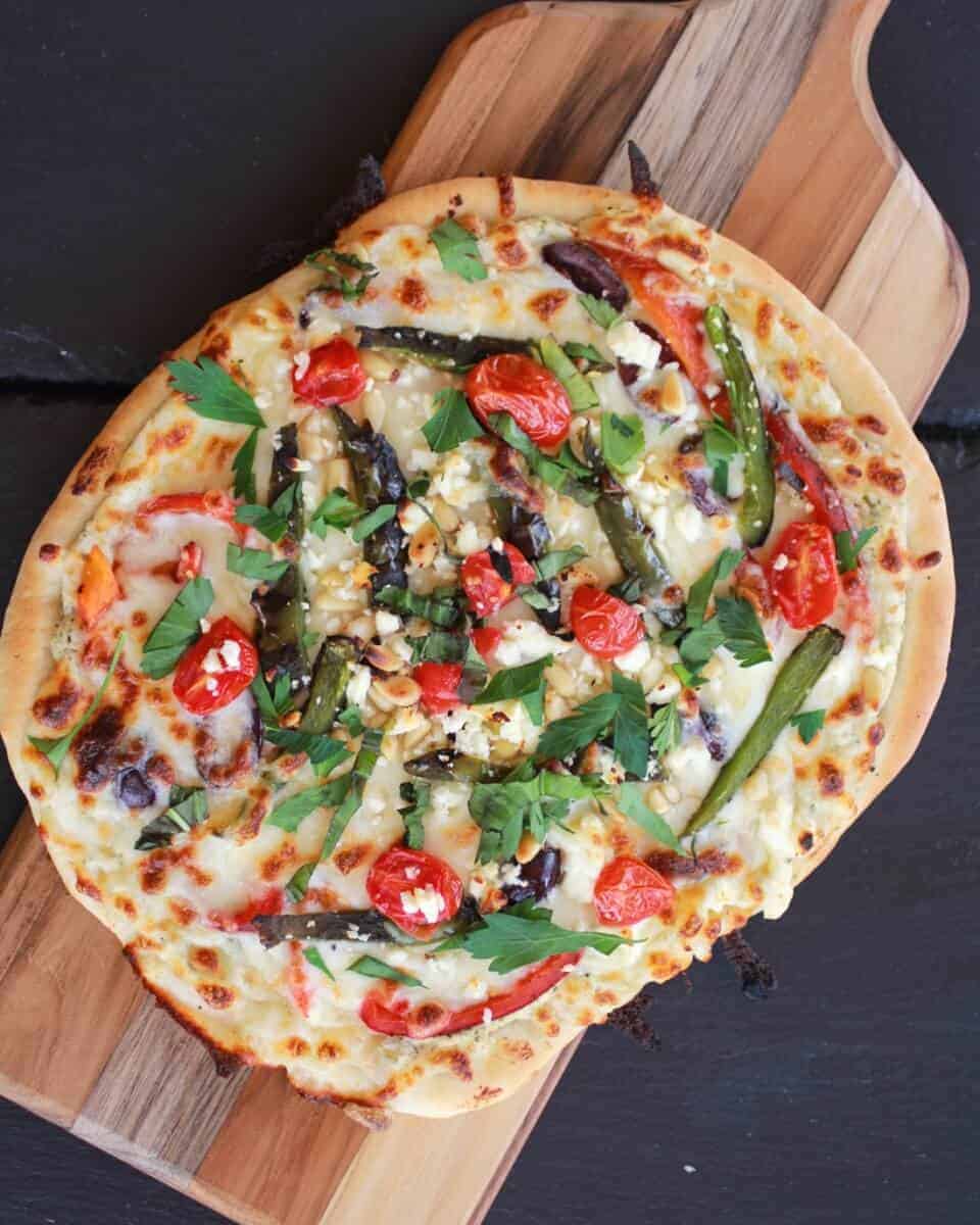 Whipped Feta and Roasted Jalapeño Greek Pizza https://fatburn.fit/