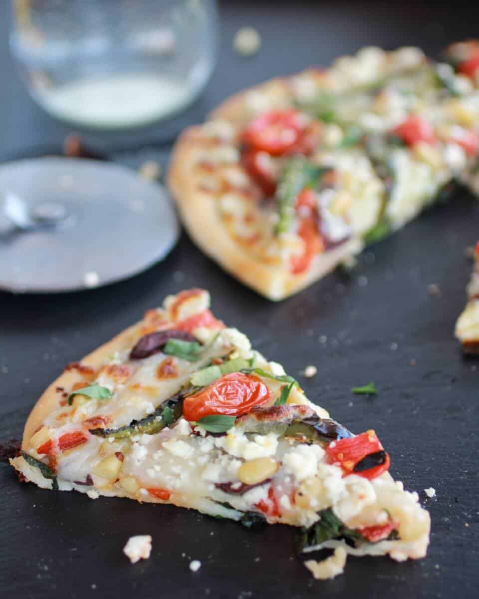Whipped Feta and Roasted Jalapeño Greek Pizza https://fatburn.fit/