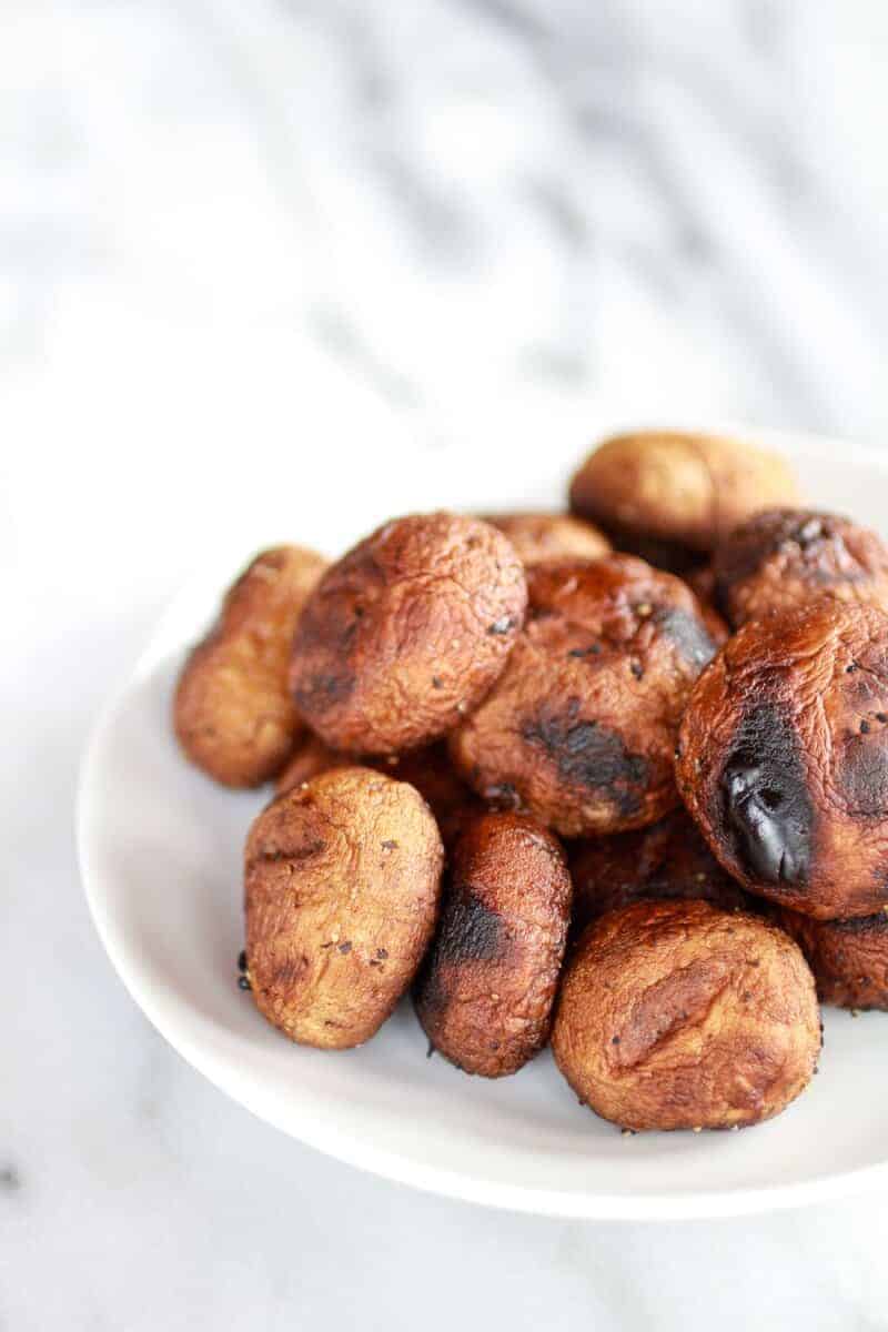 Caprese Quinoa Grilled Stuffed Mushrooms with Balsamic Glaze | https://fatburn.fit/