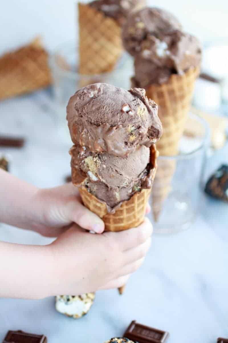 Toasted S'more Chocolate Fudge Ice Cream | https://fatburn.fit/