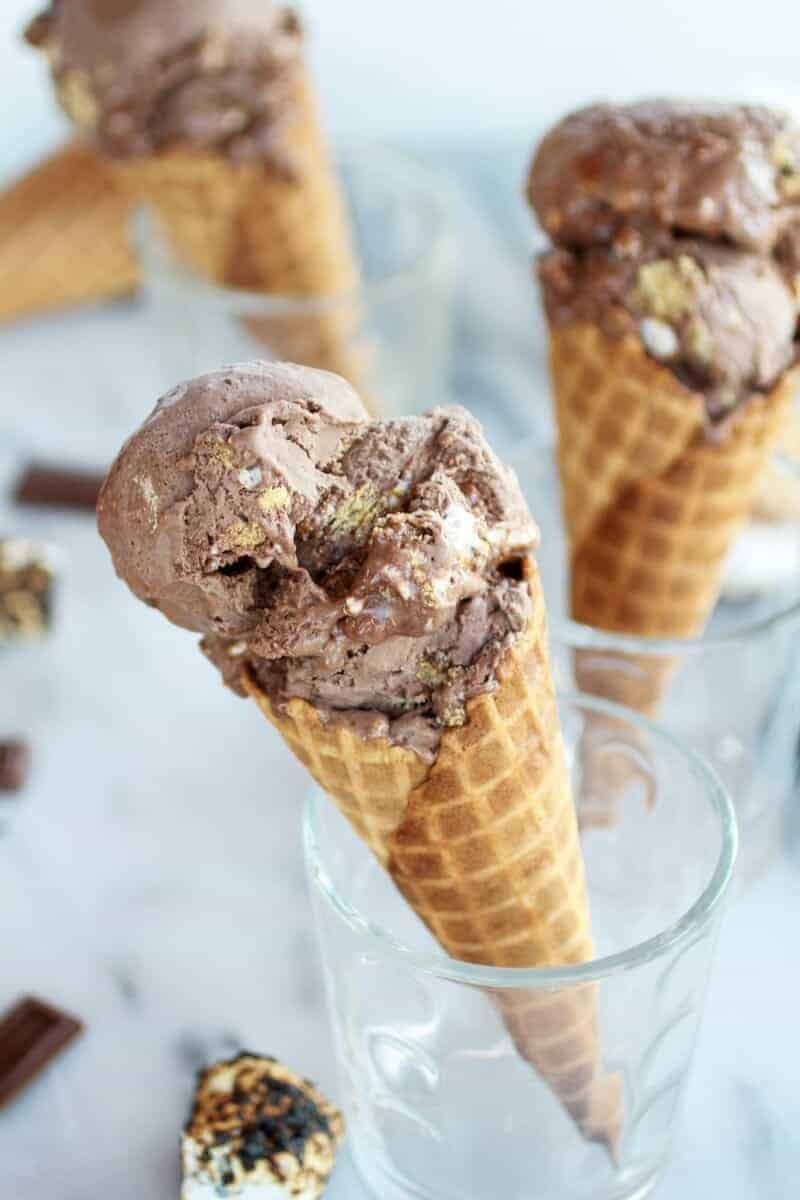 Toasted S'more Chocolate Fudge Ice Cream | https://fatburn.fit/