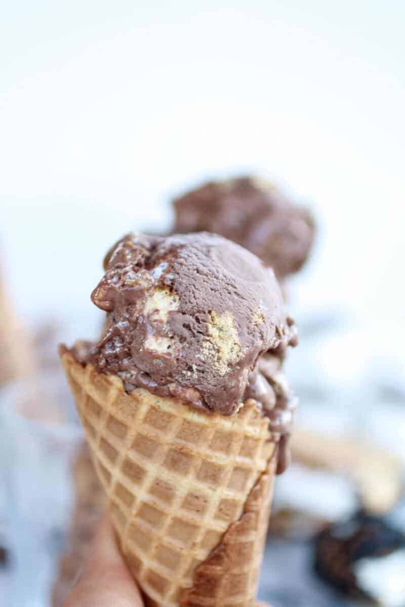 Toasted S'more Chocolate Fudge Ice Cream | https://fatburn.fit/