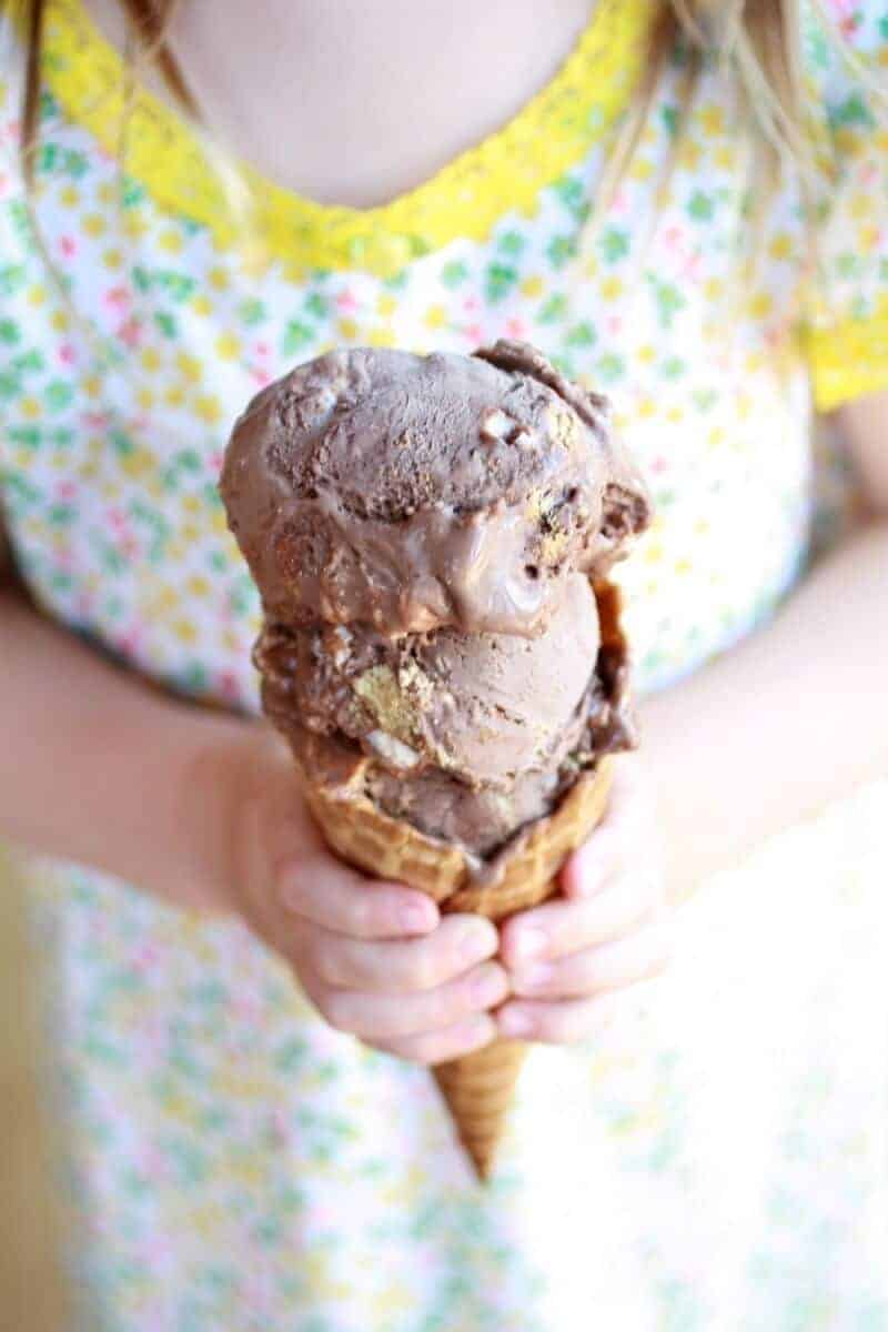Toasted S'more Chocolate Fudge Ice Cream | https://fatburn.fit/