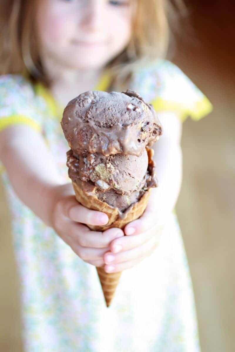 Toasted S'more Chocolate Fudge Ice Cream | https://fatburn.fit/