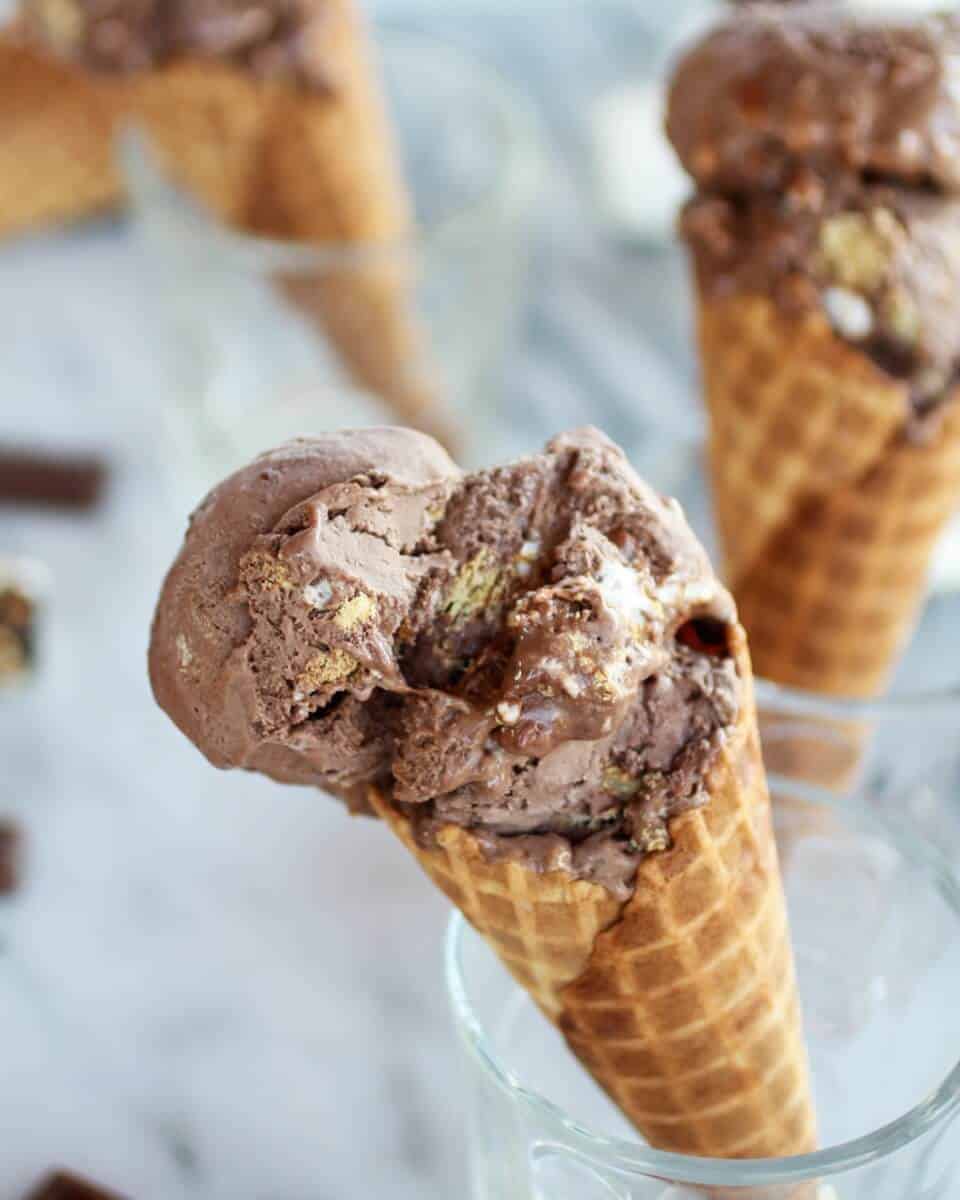 Toasted S'more Chocolate Fudge Ice Cream | https://fatburn.fit/