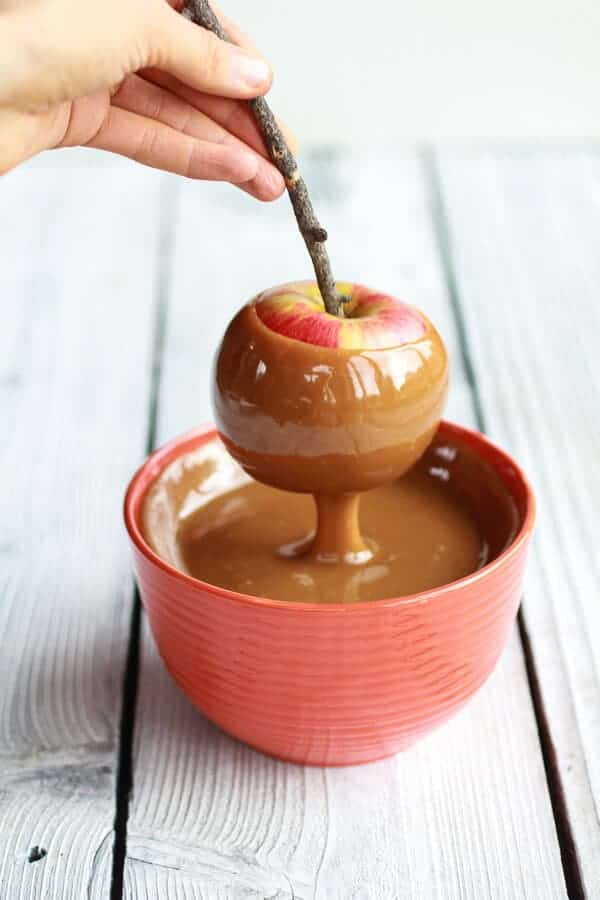 Sweet and Salty Bourbon Cinnamon Pecan Caramel Apples + Chocolate Drizzle | halfbakedharvest.com