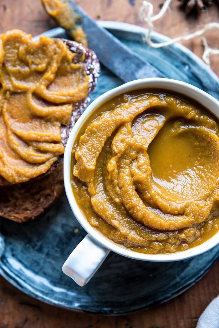 6 Ingredient Spiced Pumpkin Butter | #healthy #pumpkin #fall #autumn #easyrecipes close up overhead photo of 6 Ingredient Spiced Pumpkin Butter